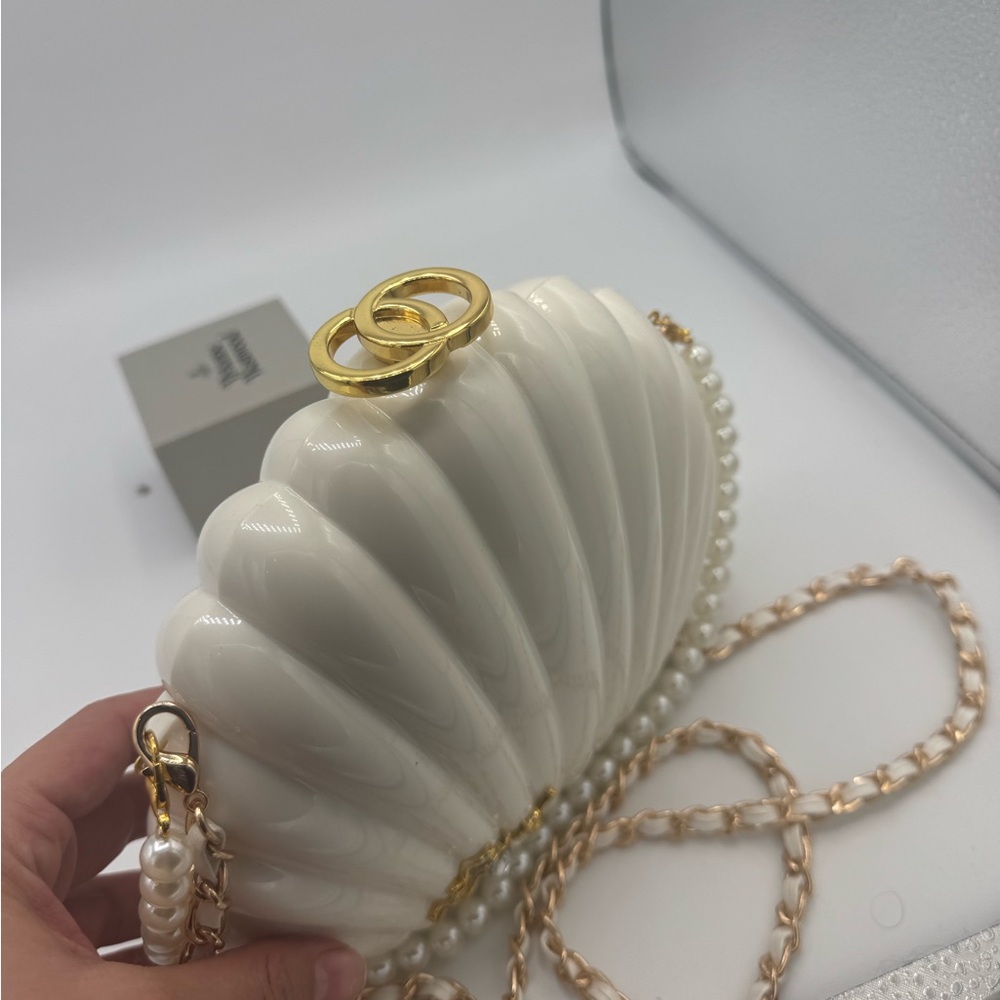 Elegant White Shell Crossbody Bag - Picture 6 of 7